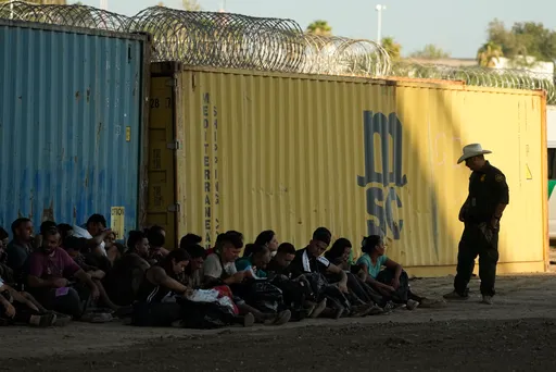 Hold不住了!1天超過2000人尋求庇護 德州城鎮負荷量達臨界點