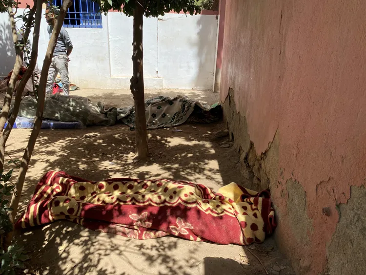 摩洛哥8日晚間大地震已造成逾千人死亡；圖為居民暫時無暇搬動遺體，先已毛毯遮蓋。路透社