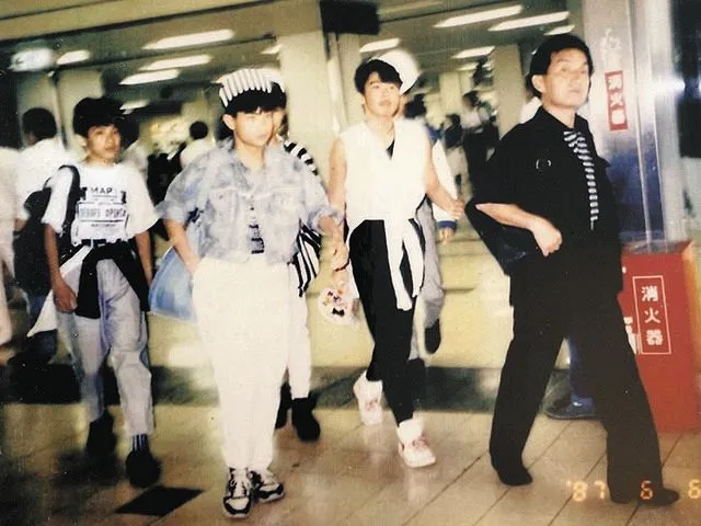 55歲的強尼喜多川（右）帶練習生去工作。翻攝《東京新聞》