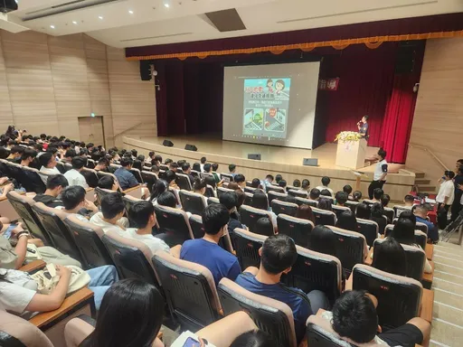 信義警與校園合作 舉辦新生講座宣導安全駕駛觀念