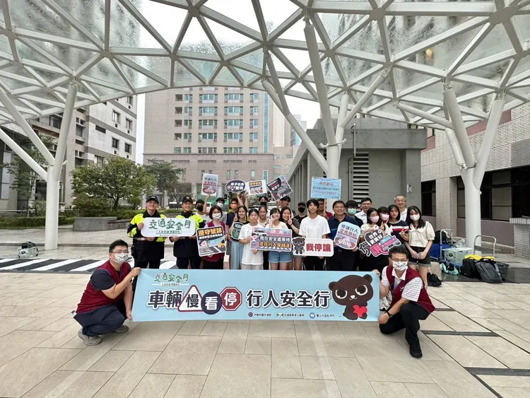 信義警前進台北醫學大學舉辦新生講座。翻攝畫面