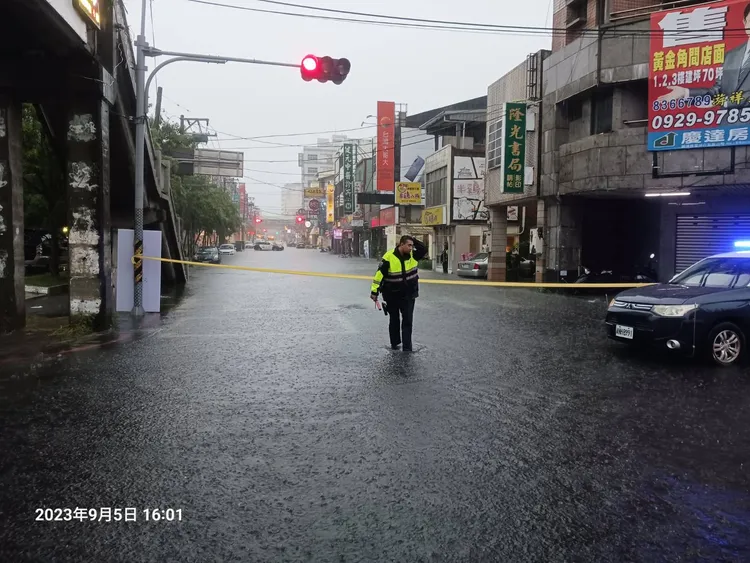 員林基督教醫院附近傳出積淹水，深度約10至20公分。警方提供