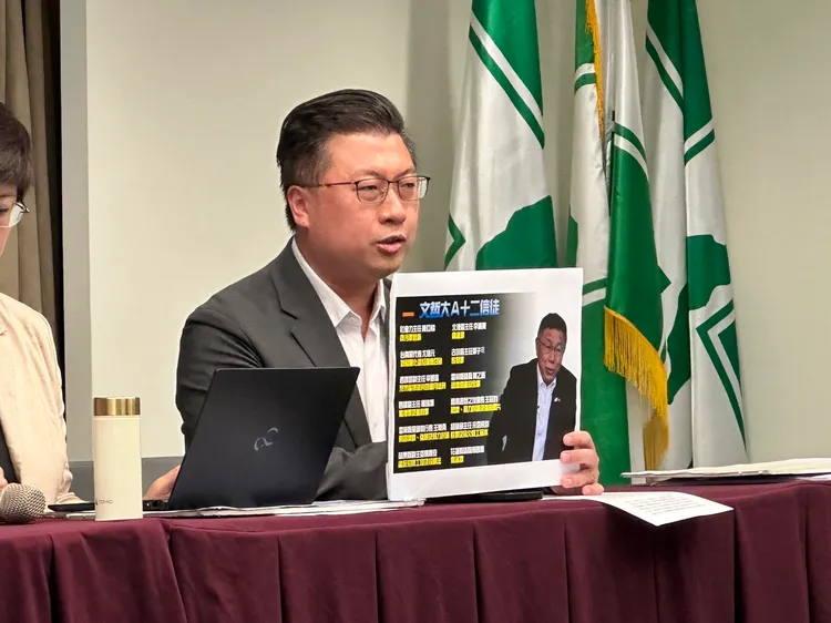 民進黨發言人張志豪列舉出柯文哲「12信徒」。潘袁詩羽攝