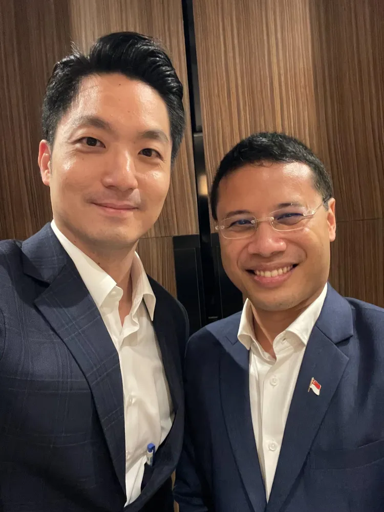 蔣萬安和新加坡部長李智陞聊開了，繼續自拍。翻攝蔣萬安臉書