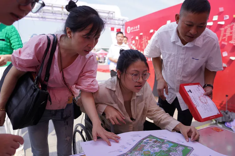 蔣張子怡新生報到手續。新華社