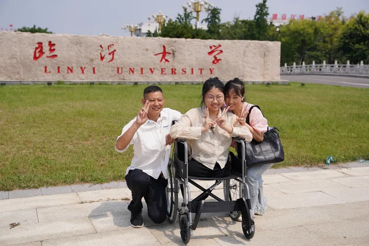 蔣張子怡與父母在校園合影。新華社