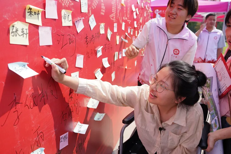 蔣張子怡參加新生報到活動。新華社