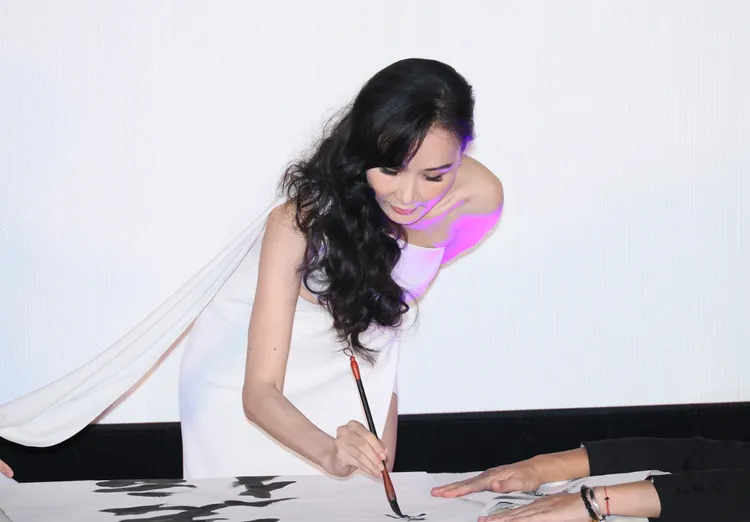 蕭薔現場揮毫，展現書法好技藝。攝影中心攝