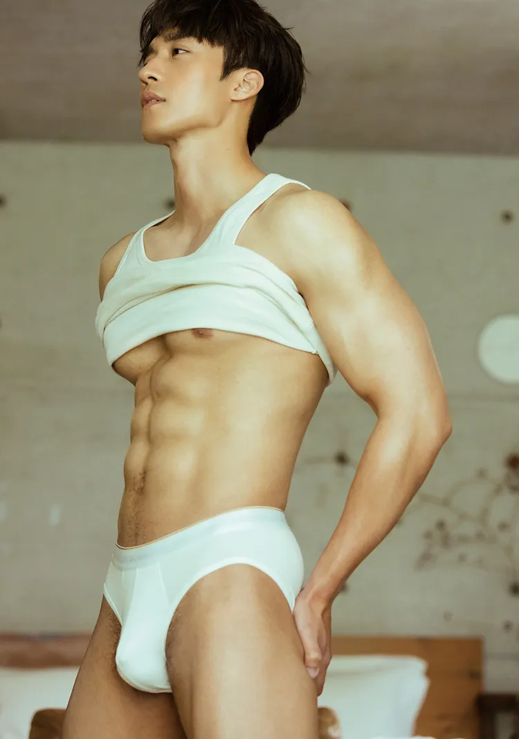 卞慶華穿內褲，露腹肌和大鵰。時報文化提供