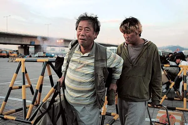 邊希峰在《駭人怪物》扮宋康昊的爸爸。劇照