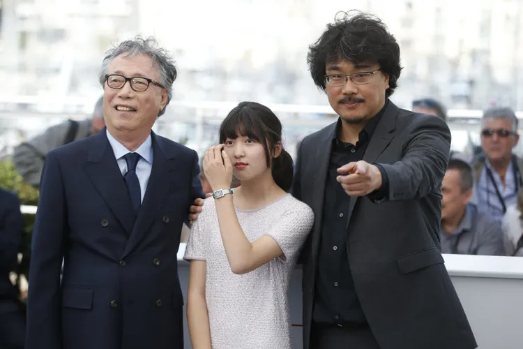 邊希峰（左）是奉俊昊（右）的御用演員，曾因《玉子》受邀參加坎城影展。韓聯社