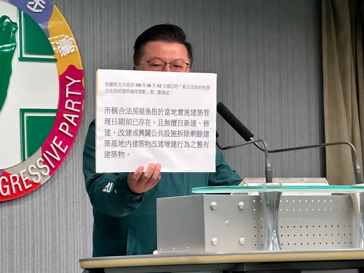 張志豪列舉新北市府現有法規。潘袁詩羽攝
