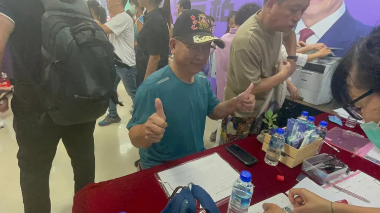 支持者到場連署。張沛森攝