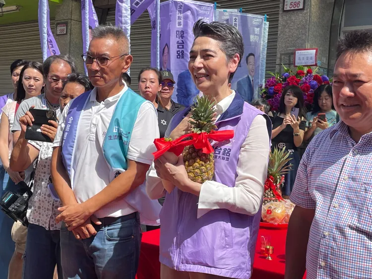 賴佩霞接過好運旺旺來的鳳梨。張沛森攝
