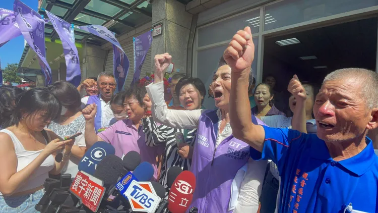 賴佩霞和支持者一起高喊當選。張沛森攝