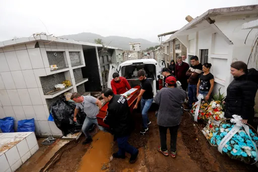 巴西水災奪42命 15萬災民泥濘中安葬親人