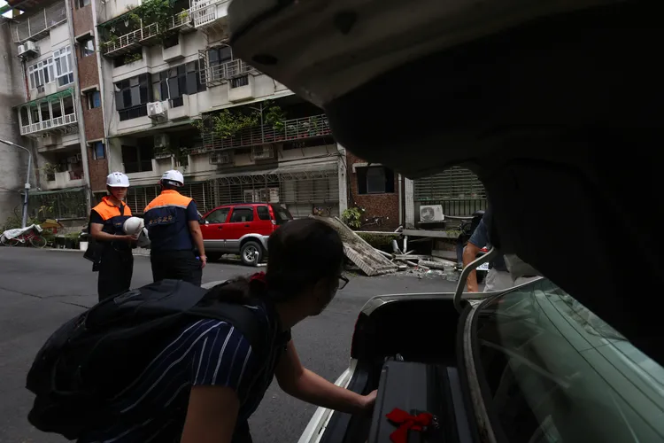 大直民宅傾斜受災戶返家領取物品。林林攝