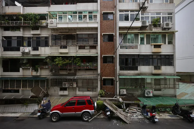 基泰工地開挖出現狀況損害鄰近民宅。林林攝