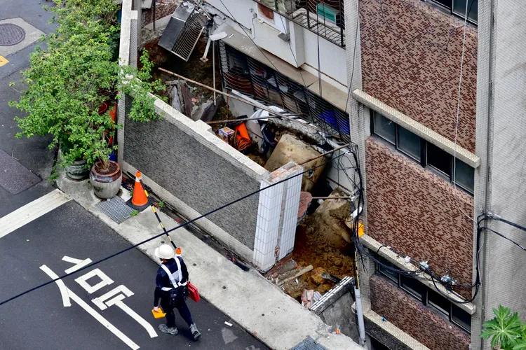 基泰工地開挖出現狀況損害鄰近民宅。林林攝