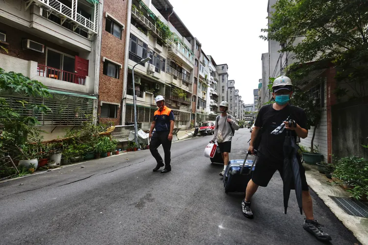 大直民宅傾斜受災戶返家領取物品。林林攝