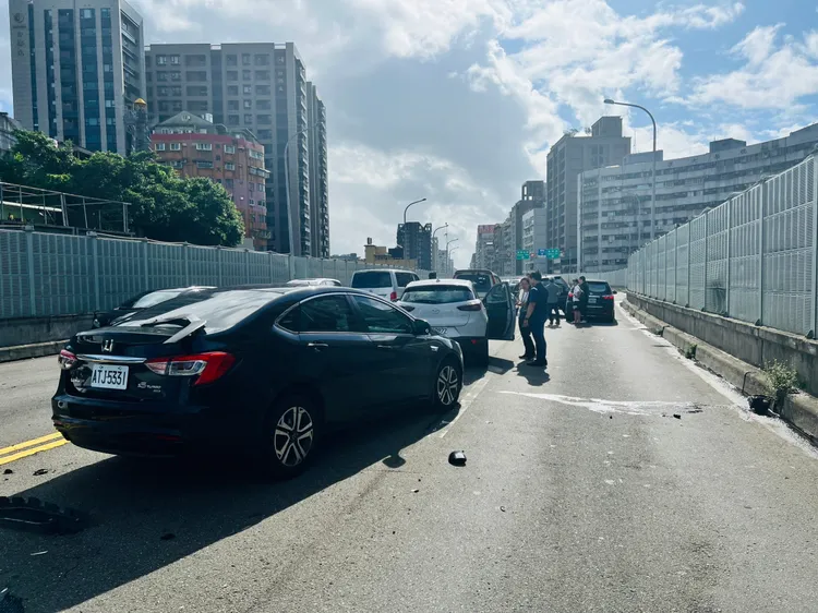 事故波及對向7部車輛。翻攝畫面