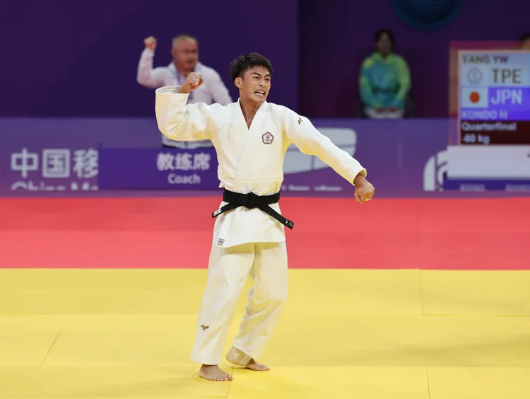 楊勇緯獲得勝利後振臂歡呼。中華奧會提供