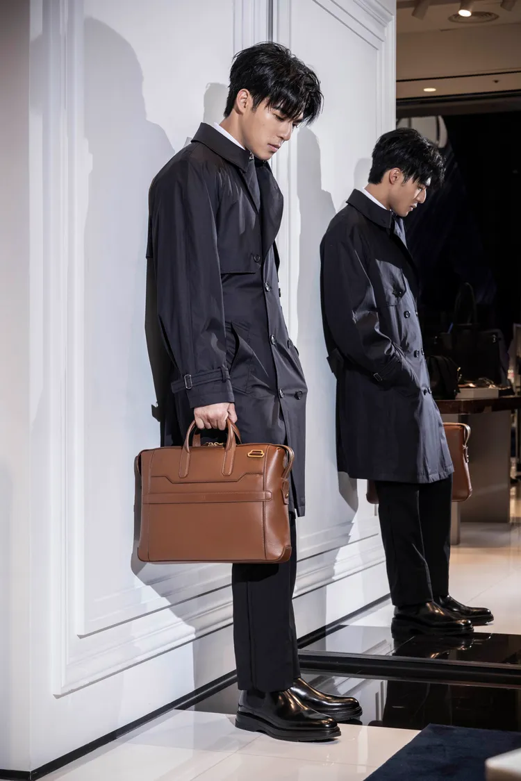 陳昊森換上科技羊毛雙排釦大衣。品牌提供