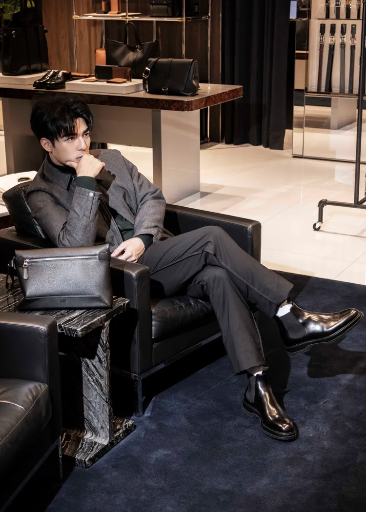 陳昊森身穿威爾斯王子格紋羽絨外套內搭深綠色美麗諾羊毛針織衫。品牌提供