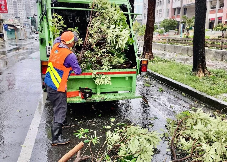 清潔人員共清運有32噸樹枝、雜物、垃圾。市府提供