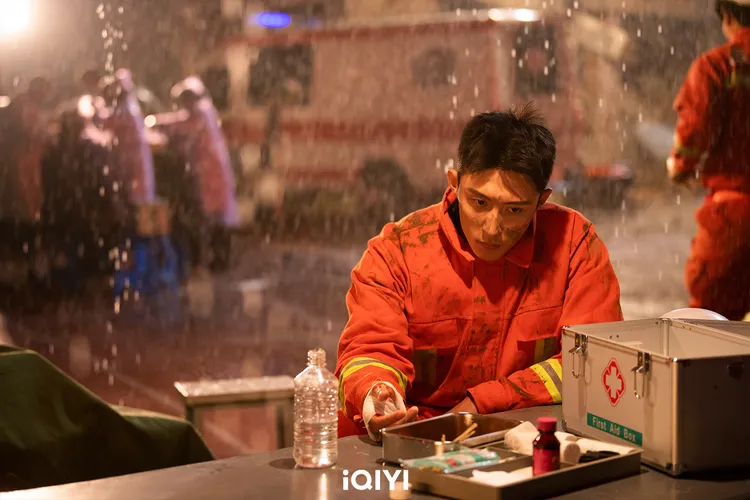 黃景瑜跟軍警角色特有緣，被戲稱「在演藝圈服兵役」。愛奇藝國際站提供