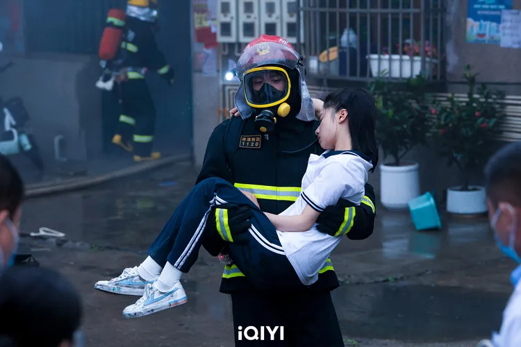 黃景瑜3度搭救張婧儀 「火光CP」冒粉紅泡泡。愛奇藝國際站提供