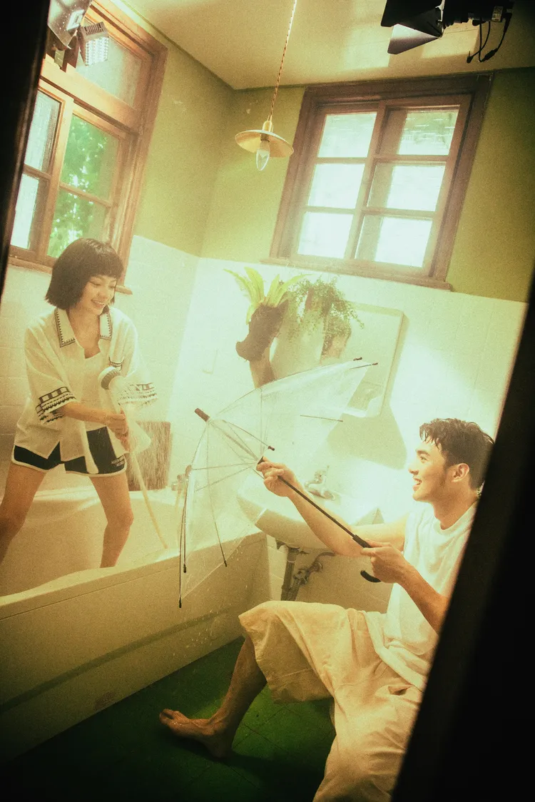 黃偉晉與姚愛寗在浴室打水仗。重星音樂提供