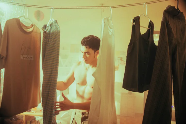 黃偉晉赤裸上半身。重星音樂提供