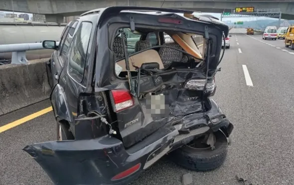 黑色小客車被撞凹。取自記者新聞網