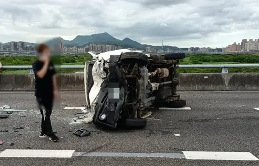 汐五高架連環車禍!追撞瞬間曝光 小貨車直衝排隊車陣釀3傷