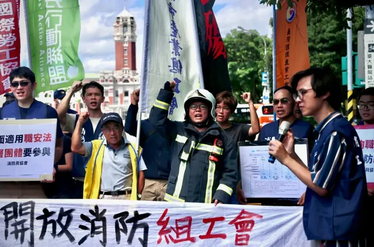 消防員工作權益促進會日前走上凱道，召開記者會表達訴求。資料照片，林林攝