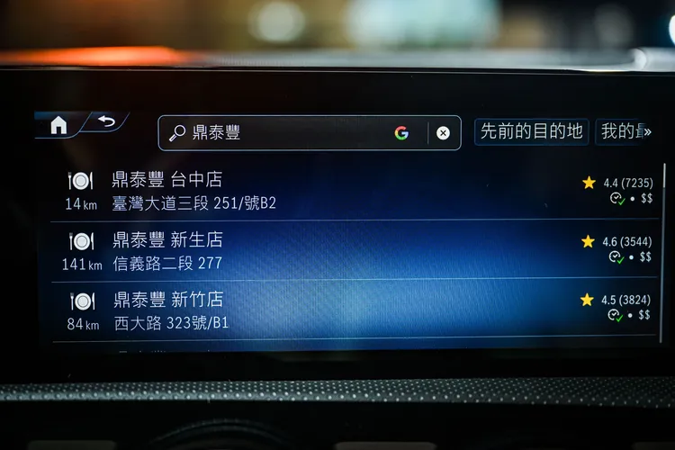 導航系統也將Google POI興趣點資訊一併整合，並提供MBUX擴增實境功能「魚骨式箭頭」提示道路指引方向。原廠照片