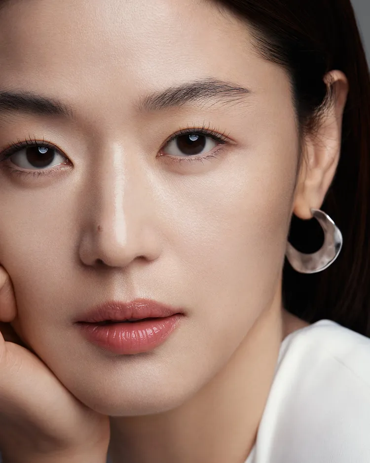 全智賢全新形象照。品牌提供