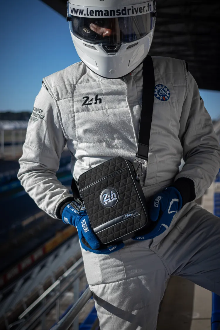 Premium系列限量斜背包，2萬6400元。品牌提供