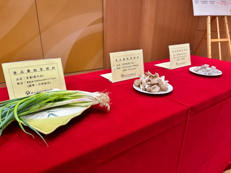烤肉用水產品與蔬果驗出動物用抗生素與農藥殘留。衛生局提供