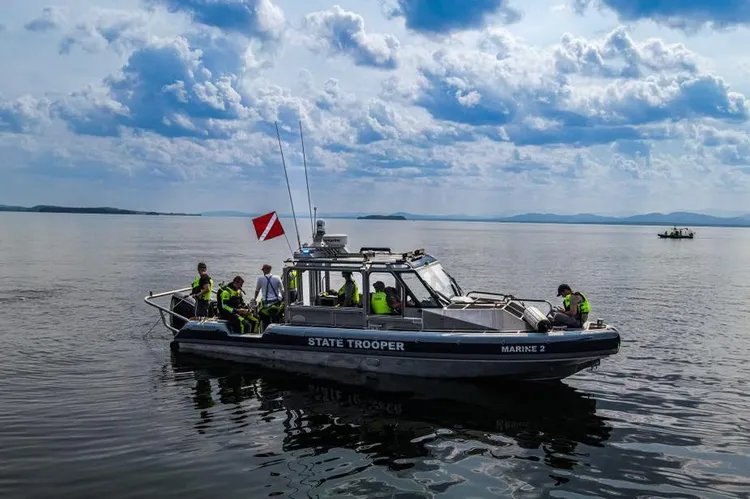 佛蒙特州警於尚普蘭湖訓練。翻攝臉書@Vermont State Police