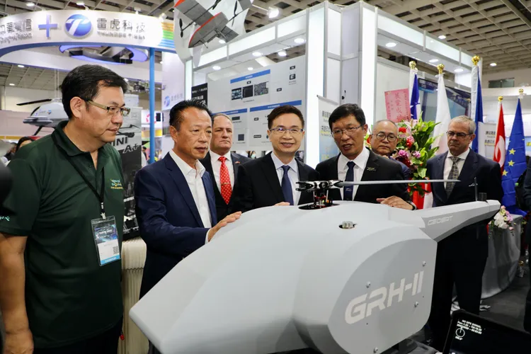 翁章梁縣長推動無人機產業，打造農工大縣。嘉縣府提供