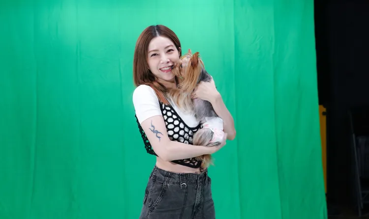 徐懷鈺找愛犬入鏡。滾石唱片提供