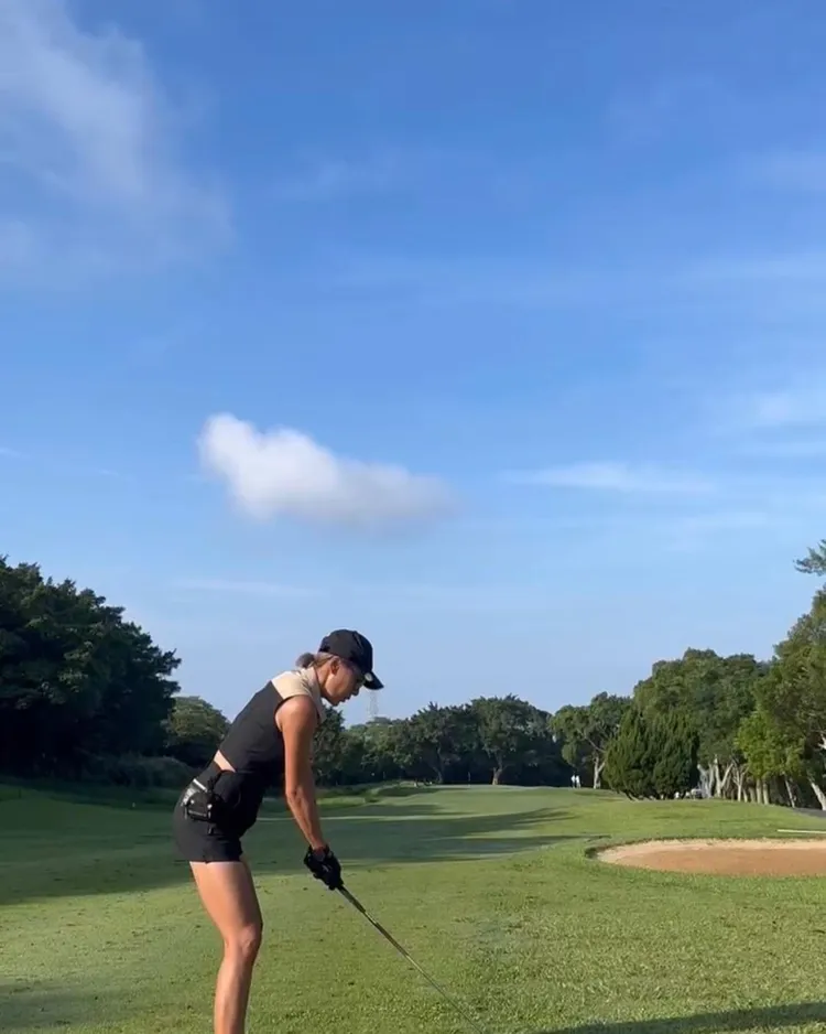 小禎近來迷上打高爾夫球。翻攝小禎IG