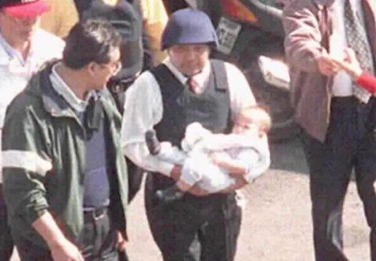 侯友宜26年從南非官邸挾持案中，全副武裝抱出小嬰兒查克。翻攝畫面