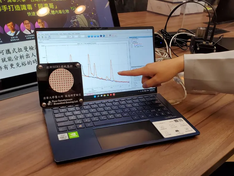 「可攜式拉曼檢測平台」，使用血液、腦脊髓液、皮膚間隙液就能快速辨識毒化物，還可以知道毒物劑量。長庚提供