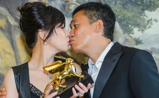 梁朝偉劉嘉玲甜蜜親給大家看！隔23年對比照讓人讚嘆