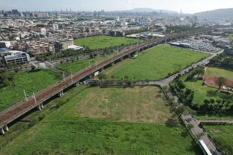 無論高大或高雄車站旁土地，單價均合乎行情，但購入門檻高，能否標脫仍待時間證明。高市地政局提供