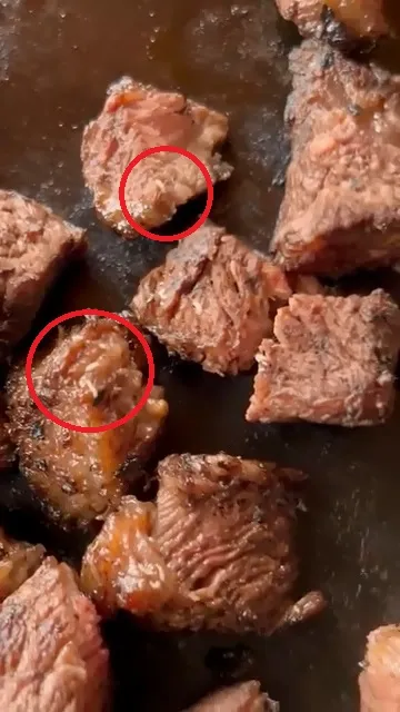 江姓民眾說，烤到7分熟時牛肉冒出白色小蟲。翻攝臉書