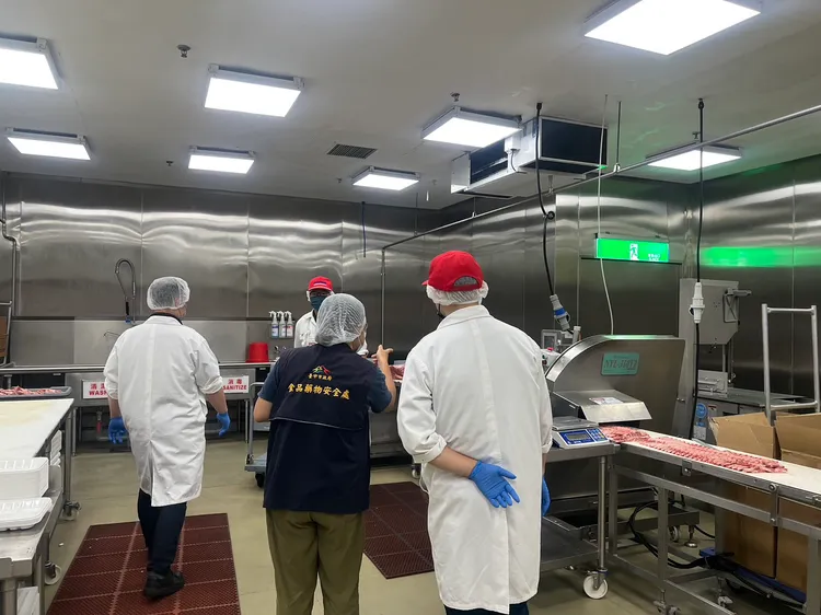 食安處稽查人員針對好市多南屯店牛肉稽查。市府提供